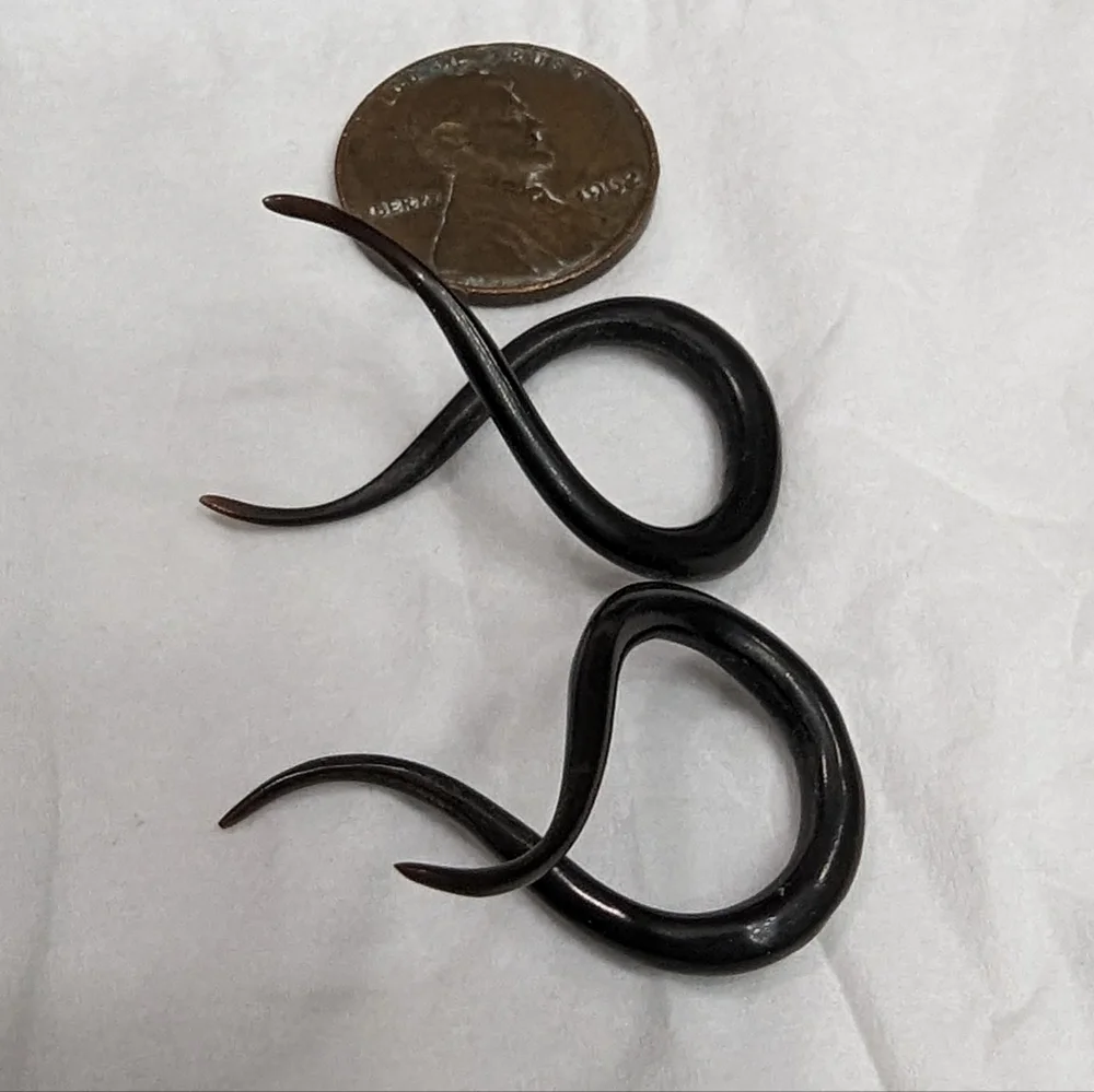 8g 1 pair of Black Bone 8(g) gauge earrings Barb shaped Hand Carved